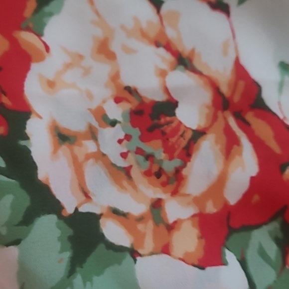 Spring Is Here! E&M Beautiful Floral Top - Picture 3 of 3